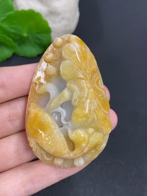 F42968057 翡翠年年有余挂件 货品总重量约79.2克 颜色成因未定