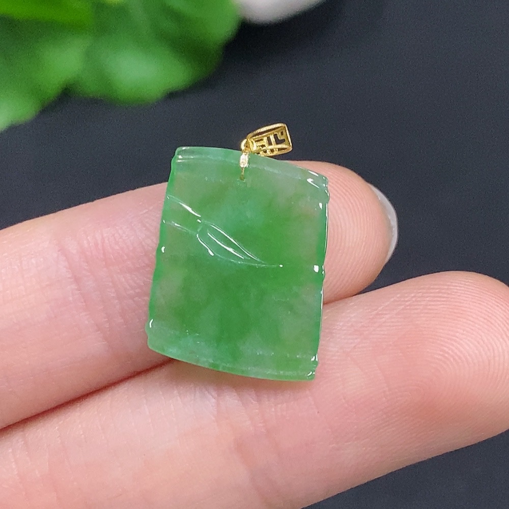 F32807302 Jadeite Pendant with Continuous Ascendancy Design 18k Gold Clasp Total Weight Approximately 1.2g