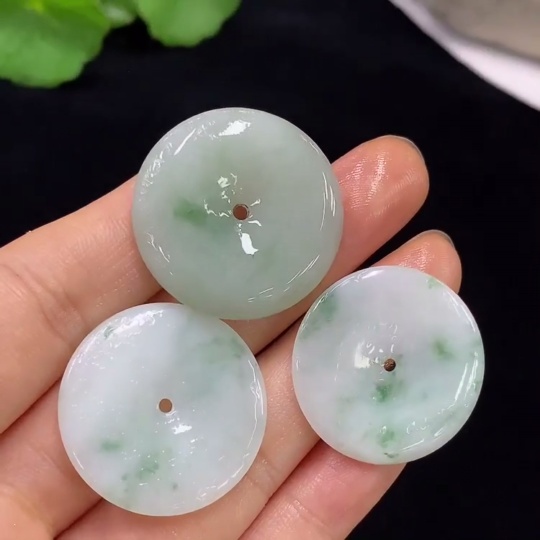 F31639371 Emerald Pendants Wholesale Set