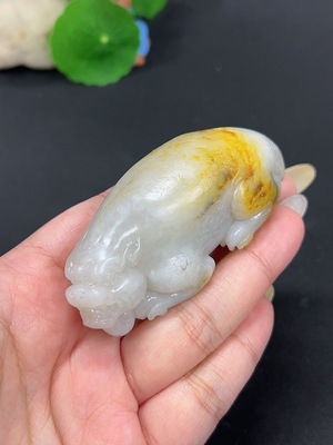 H42979078 和田玉挂件 瑞兽 货品总重约115g 皮色成因未定