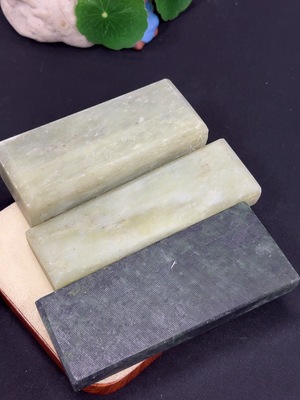 H45472564 和田玉挂件  货品总重约639.1g 含其他矿物成分
