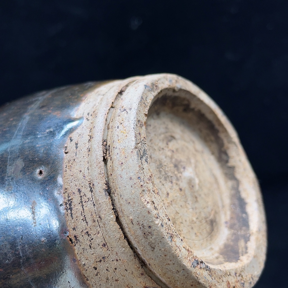 W34993630 Ceramic, minor chips, small kiln black-glazed vase, size as per actual item
