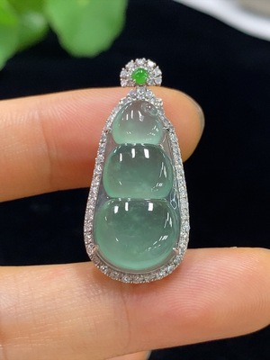 F35114194 Jadeite Lucky Bean Pendant Set in 18k Gold with Diamond Accents, Total Weight Approximately 3.55g
