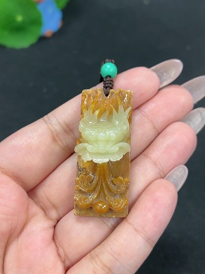 H41946473 和田玉挂件 龙吸水 货品总重约[含绳]18.1g 皮色成因未定 含其他矿物成分