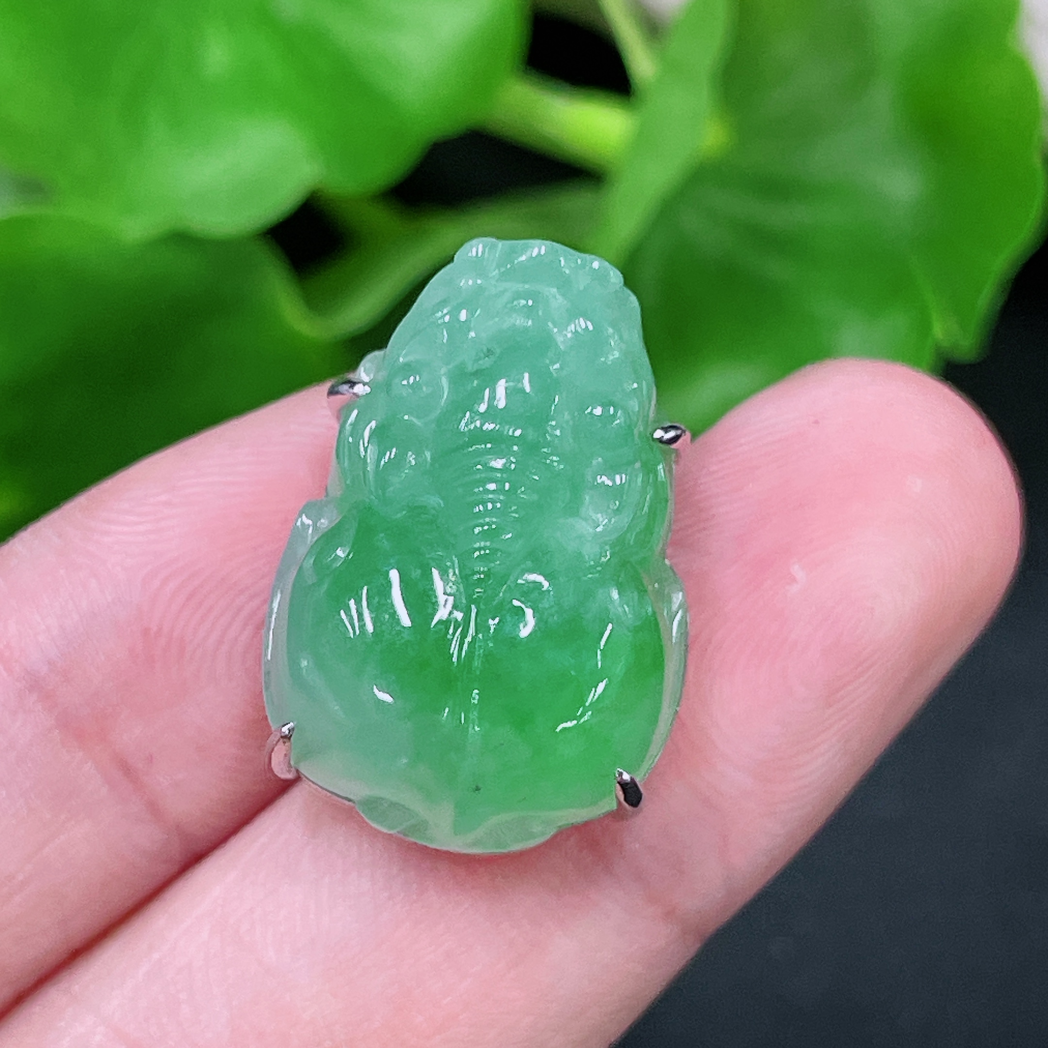 F33944077 Jadeite Pendant with 18K Gold Setting, Total Weight Approx. 5.7g