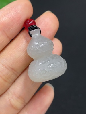 H43124248 和田玉挂件   仿古葫芦   货品总重约（含绳）11.2g