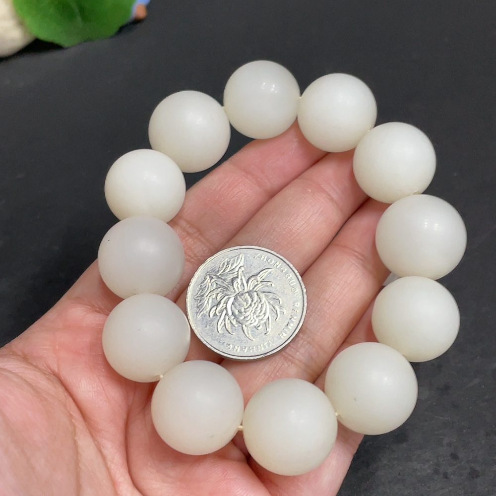 H29398656 Hetian Jade Bracelet, Approx. 17.5 mm Beads, Total Weight Approx. 104.2g