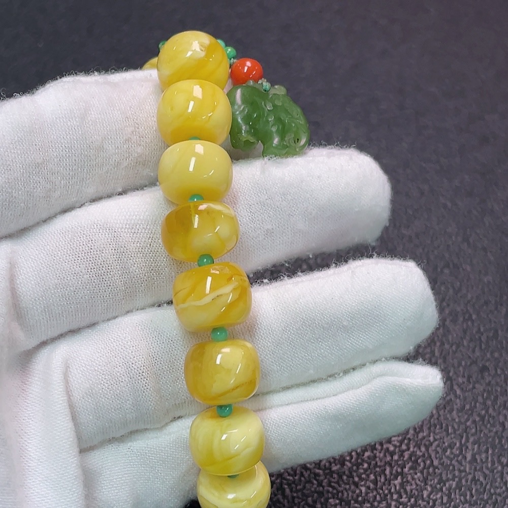 C34007396 Amber Beeswax Bracelet with Hetian Jade + Red Agate (Non-natural stones considered, total weight approx. 16.12g, size about 11.6mm)