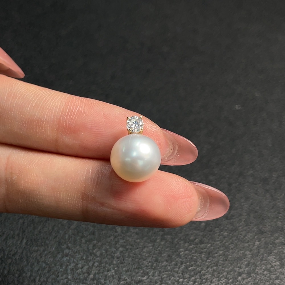 C28303300 Seawater Pearl Pendant in 18K Gold, Approx. 10.9mm, Total Weight About 1.95g