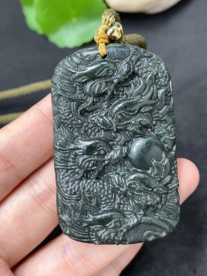 H41945692 和田玉挂件  龙牌   货品总重约（含绳）45.4g