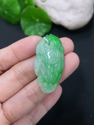 F46566829 翡翠挂件莲蓬 货品总约重 含绳10.19g