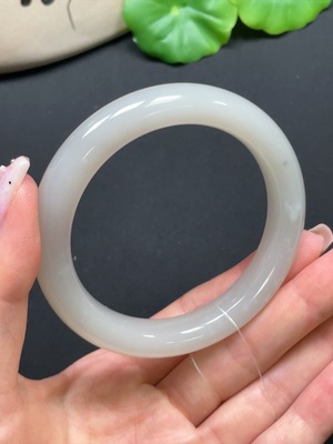 H41916055 和田玉正圈手镯 圈口56.9mm  总重约53.34g
