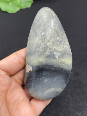 H46513298 和田玉    货品总重约130.7g   皮色成因未定   含其他矿物成份