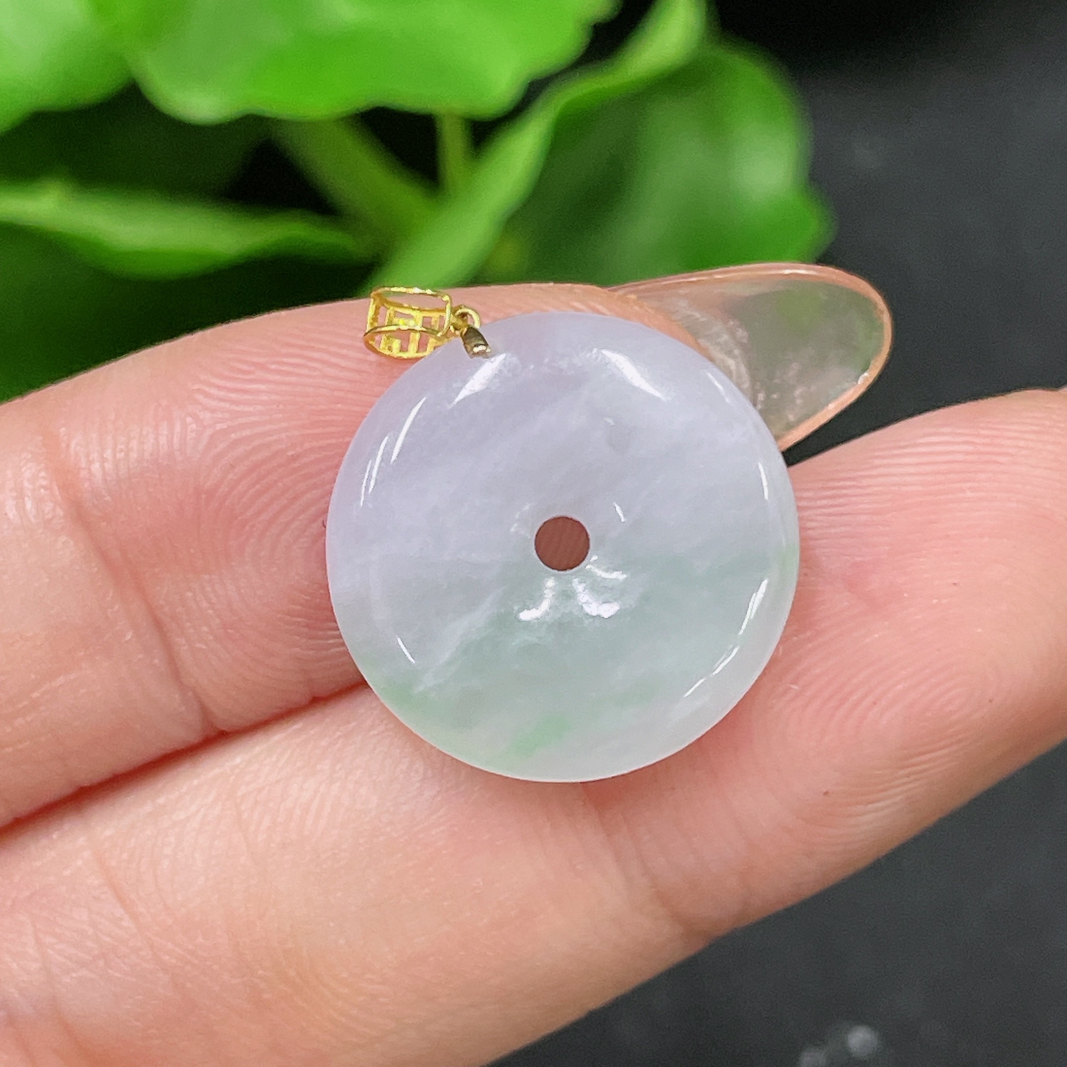 F34984637 Jadeite Pendant with Peace Buckle in 18k Gold, Total Weight Approx. 2.21g