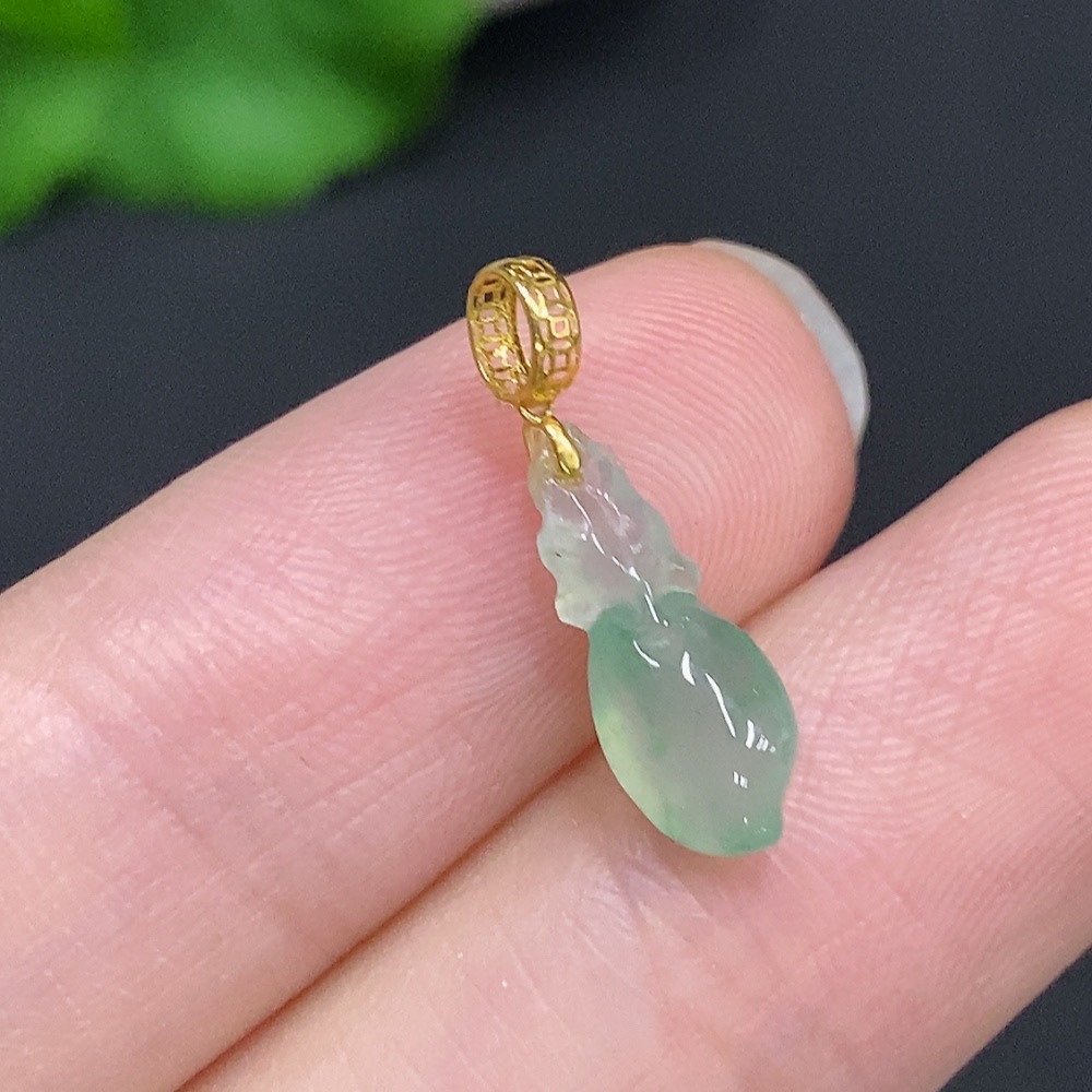 F33941106 Jadeite Auspicious Gourd Pendant with 18k Gold Clasp, Total Weight Approximately 0.3g