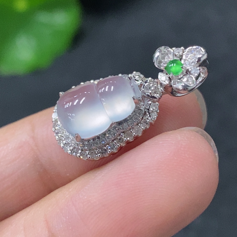 F33943125 Jadeite inlaid calabash pendant with 18k gold and diamonds, total weight approximately 2.53g