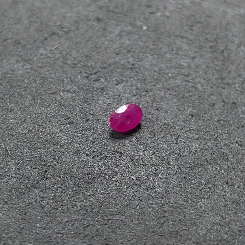 C31665105 Ruby Rough Stone Total Weight Approx. 0.645 Carat