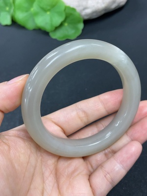 H40778206 和田玉正圈手镯    圈口54.8   货品总重约56.2g