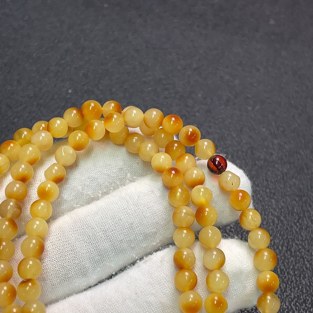 C33891810 Amber Beeswax Bead Strand with Partial Visible Repairs, Total Weight Approximately 12g, Size About 5.3mm