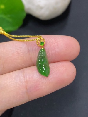 F46557705 翡翠福豆挂件 18k金扣头 货品总重量约0.4克 含其他矿物质