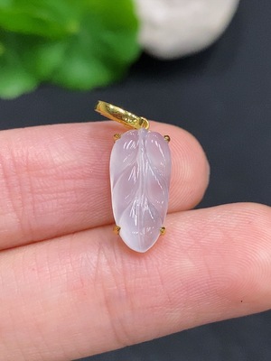 F32793300 Jadeite Leaf Pendant with 18K Gold Setting, Total Weight Approx. 1.4g