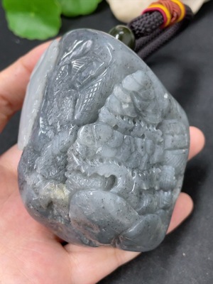 H42957055 和田玉手把件   山水  皮色成因未定 货品总重约（含绳）322.5g