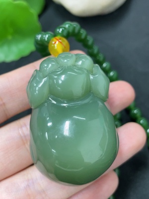 H42956775 和田玉碧玉挂件    猪猪      货品总重约（含链）103.7g    配珠非和田玉
