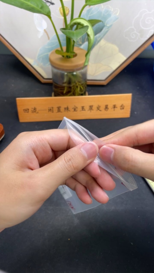 F34962399 Jadeite Guanyin Pendant with 18K Gold Clasp, Total Weight Approx. 7.7g (Set with Diamonds)