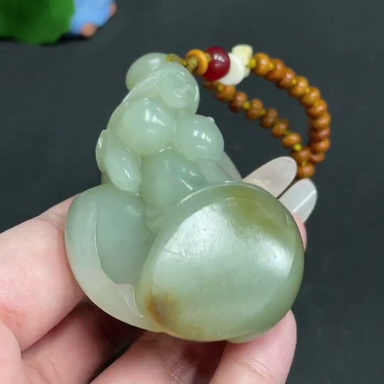 H28203929 Hetian Jade Handheld Ornament - Nation's Beauty and Heavenly Fragrance - Undetermined Skin Color Origin - Total Weight (including chain): Approx. 123g