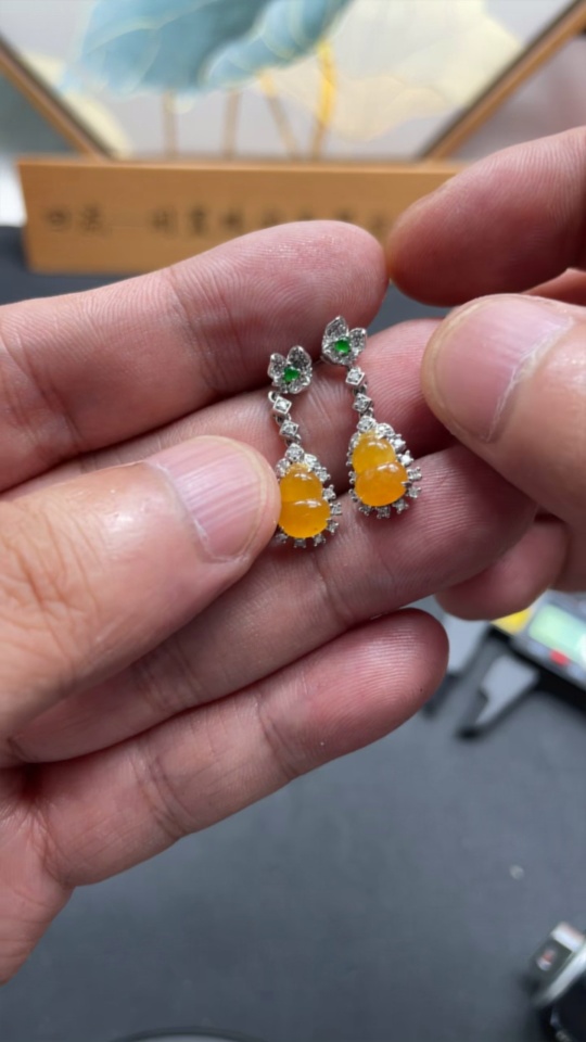 F20212640 Jadeite Gourd Inlaid Earrings 18k Gold Inlaid Total Weight Approx. 3.4g (Color Origin Undetermined)