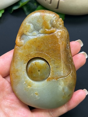 H46529315 和田玉貔貅手把件 颜色成因未定 含其他矿物成分 总重约138.56g