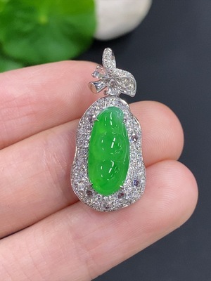 F42967073 翡翠福豆挂件 18k金 货品总重量约5克 配镶钻石