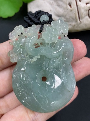 F46597370 翡翠挂件喜上眉梢 货品总约重 含绳43.3g 配收藏证书