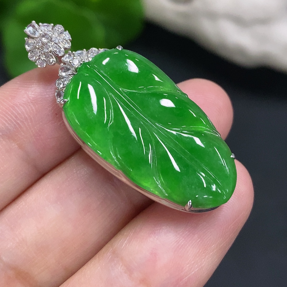F30568984 Jadeite leaf inlaid pendant 18K gold total weight about 5.9g (with diamond accents)