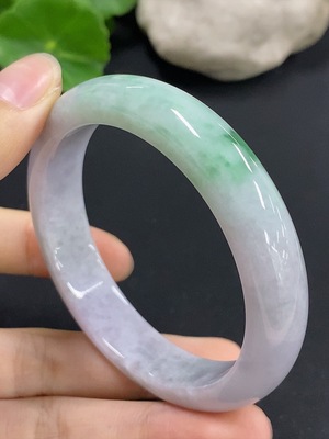 F42969397 翡翠正圈手镯 圈口54.5 含其他矿物成分 货品总重约49.46g