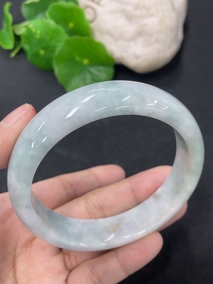 F46568441 翡翠正圈手镯 圈口59mm 货品总约重65.34g