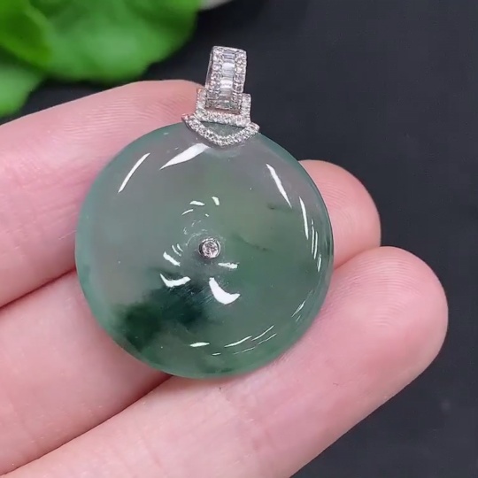 F33876742 Jadeite Safety Buckle with 18K Gold Clasp, Total Weight Approx. 6g, Diamond Accents