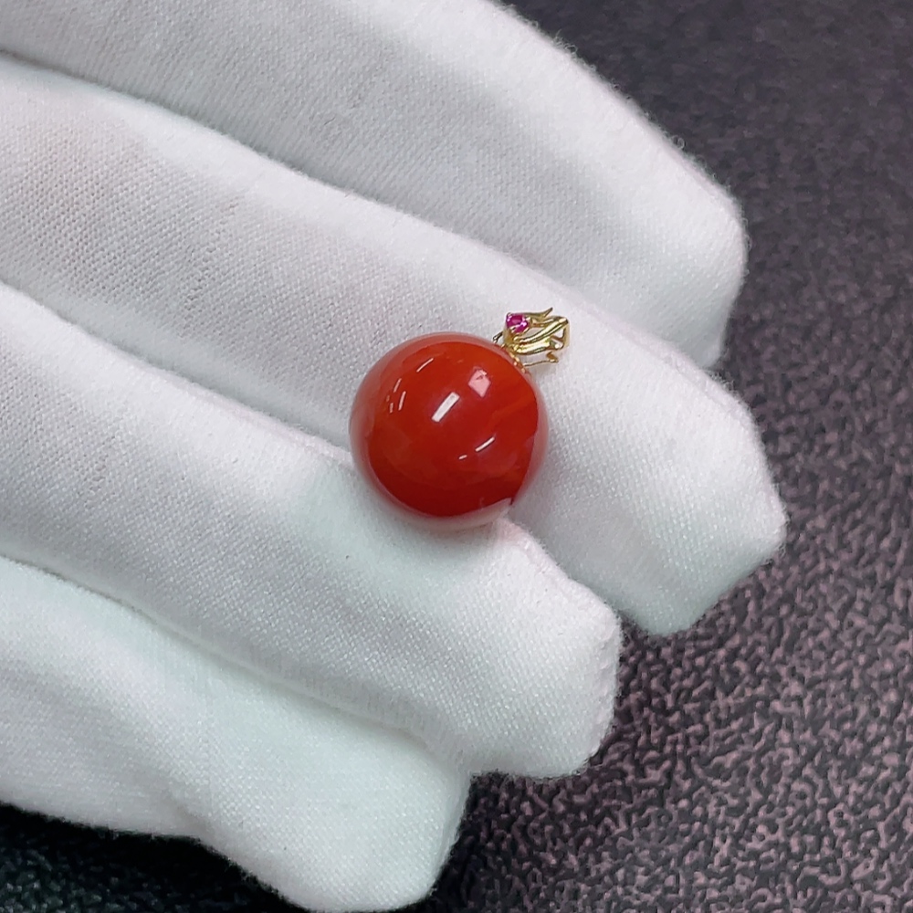 C34006311 Red Agate Pendant with 18K Gold and Visible Organic Matter, Total Weight Approximately 3.12g, Size About 12.9mm
