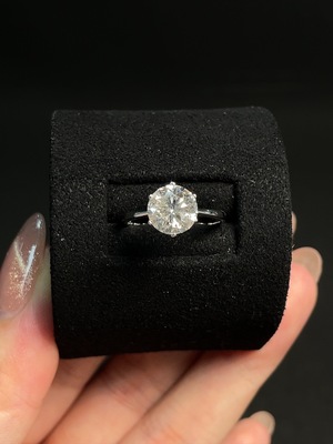 Z42963103 钻石镶嵌戒指  18k金  10圈口  货品总重约2.06克  印记  D2.01ct