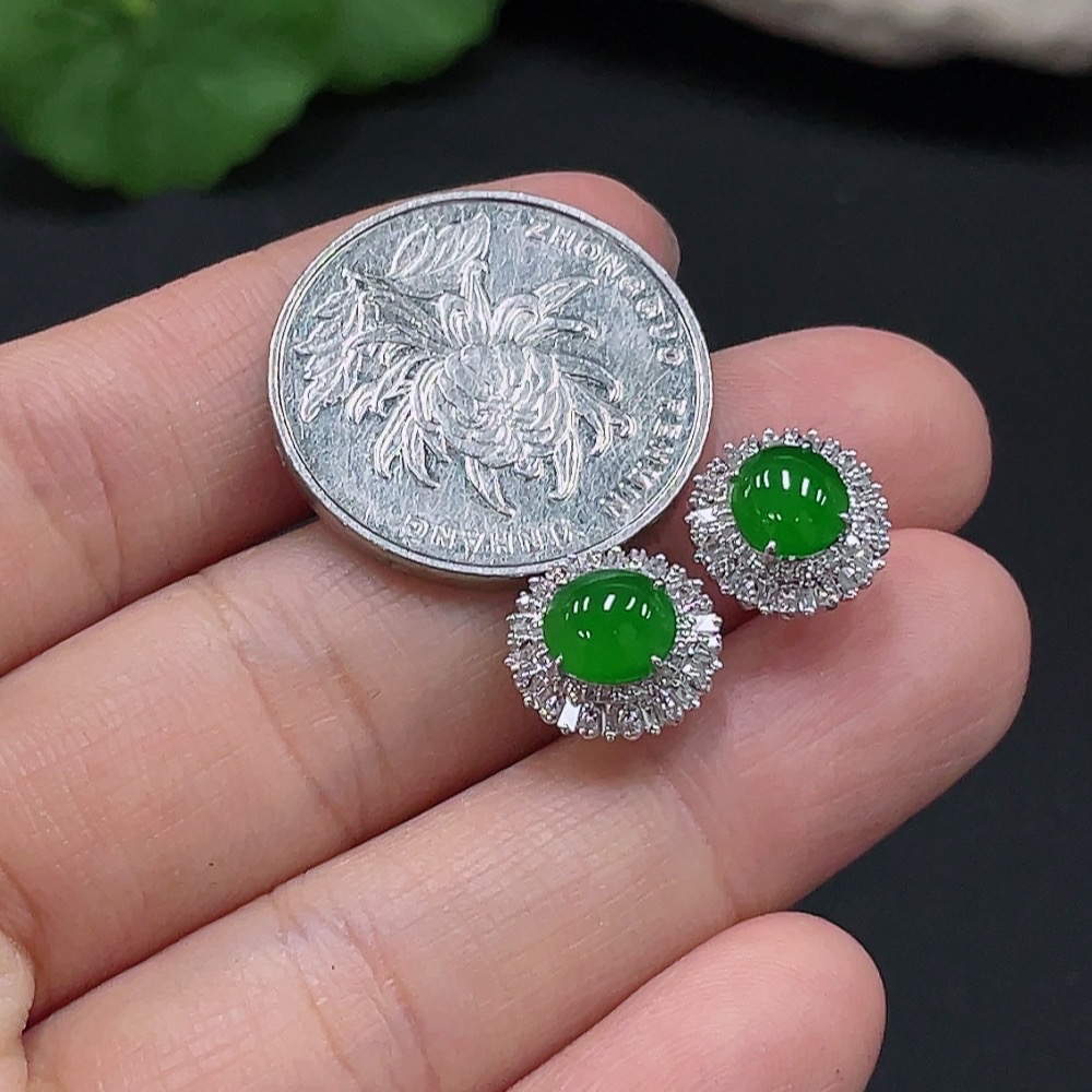 F26031151 Jadeite Cabochon Earrings Set in 18K Gold, Total Weight Approx. 2.6g