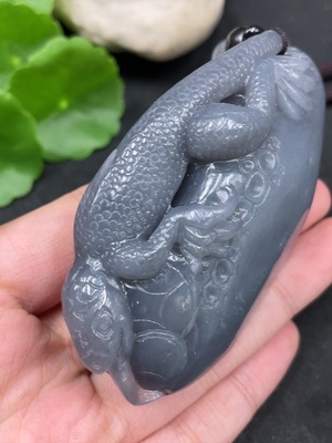 H35168073 和田玉手把件   今非昔比   货品总重约（含绳）147.2g
