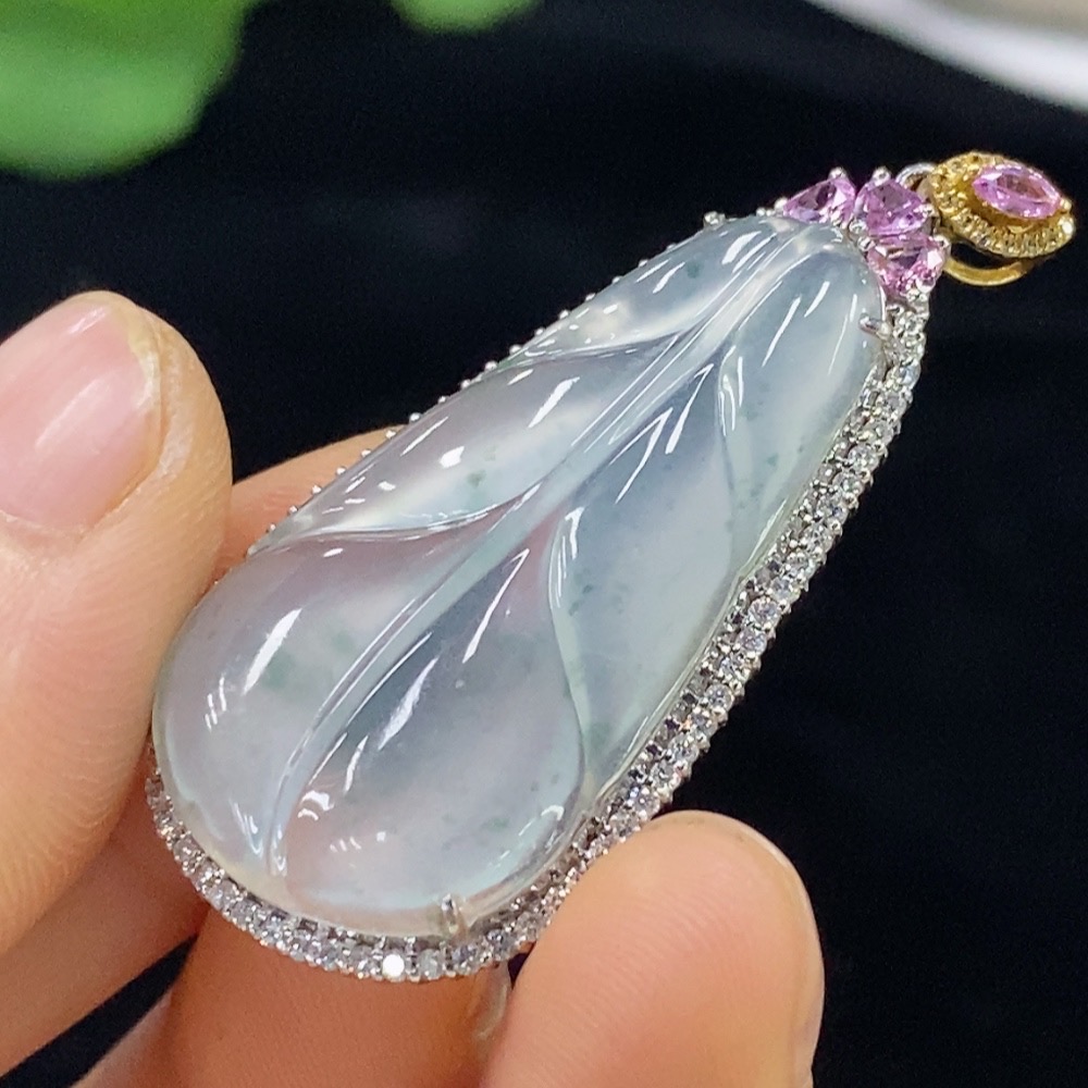 F32748890 Jadeite Leaf Inlaid Pendant with 18k Gold and Diamond Accents (Colorless), Total Weight Approx. 7.61g