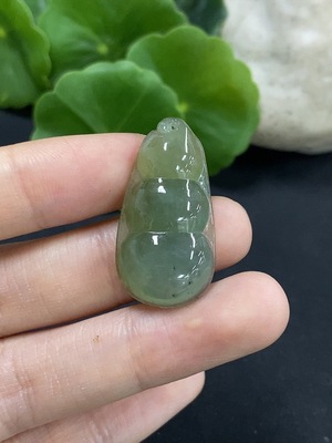 F38538428 翡翠福豆挂件 货品总重约4.95g