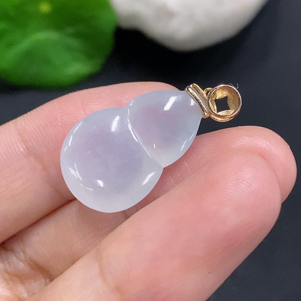 F33905930 Jadeite Gourd Pendant with 18k Gold Clasp, Total Weight Approximately 3.3g