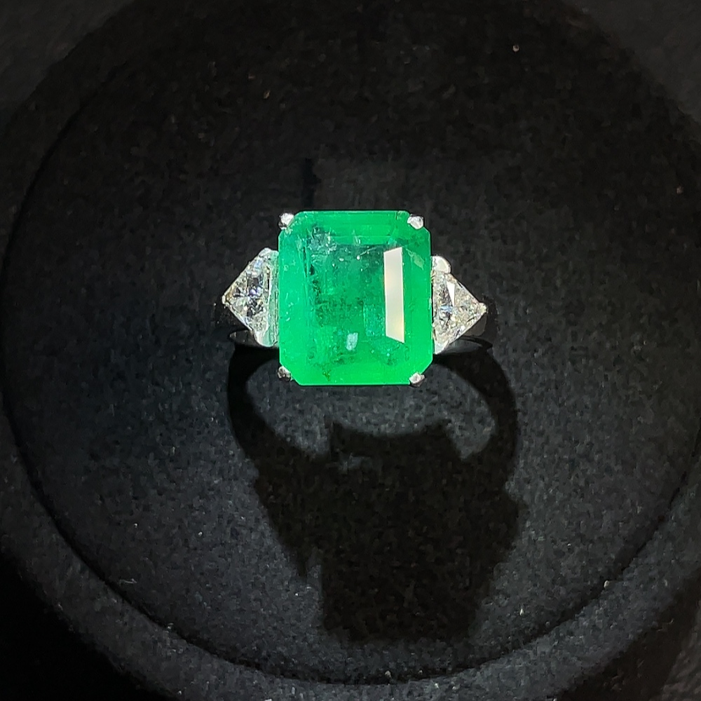 C27049122 Emerald Ring Clarity Enhanced 18K Gold Total Weight Approx. 6.27g Size 18 GGL Certificate: Minor Oil Brazil Origin Vivid Green