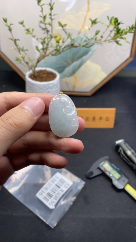 F33830836 Jadeite Ruyi Pendant with 18K Gold Clasp, Total Weight Approximately 9.5g