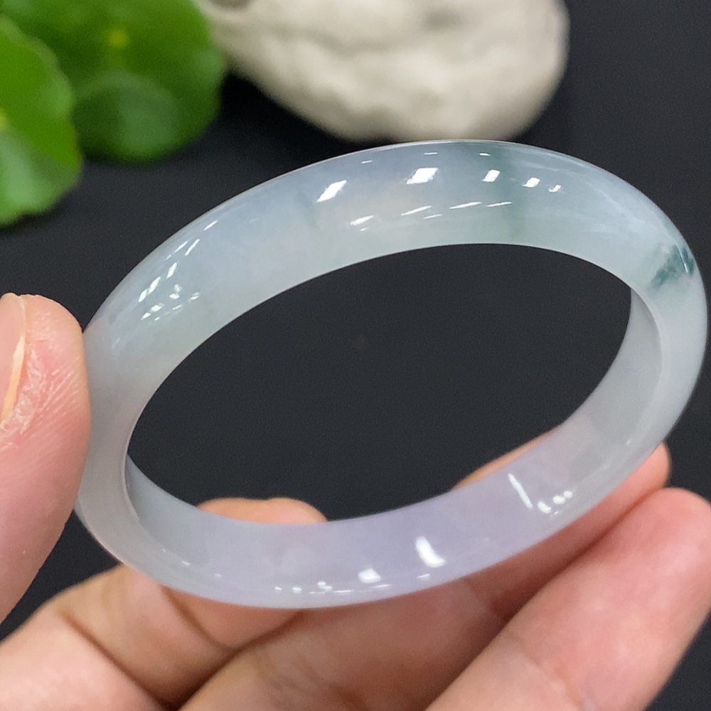F31684588 Jadeite regular bangle, size 46, total weight approximately 20.3g