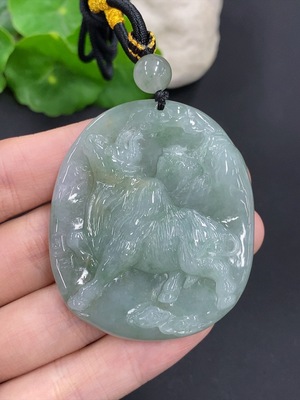 F37403920 翡翠生肖牛挂件 货品总重量约50克（含绳重）