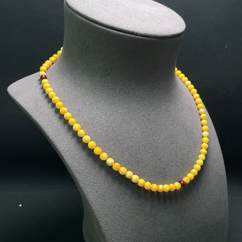 C34993440 Amber and Beeswax Necklace Total Weight Approx. 11.83g Size About 5.3mm
