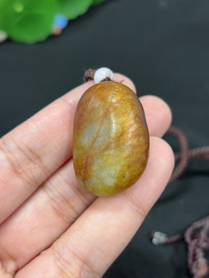 H46487100 和田玉挂件 货品总重约【含绳】25.5g 皮色成因未定 含其他矿物成分 配珠非和田玉
